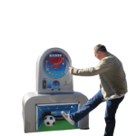 Ein Mann schießt einen Ball in einen Elfmeter-Fußballsimulator, dieser Simulator ist ein Eventmodul von Ertl Karussell Land