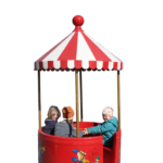 Kinder sitzen in einem roten Handdrehkarussell und fahren fröhlich damit.