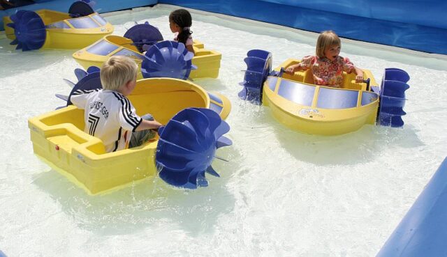 Wasserattraktion Paddelboote inkl. Becken