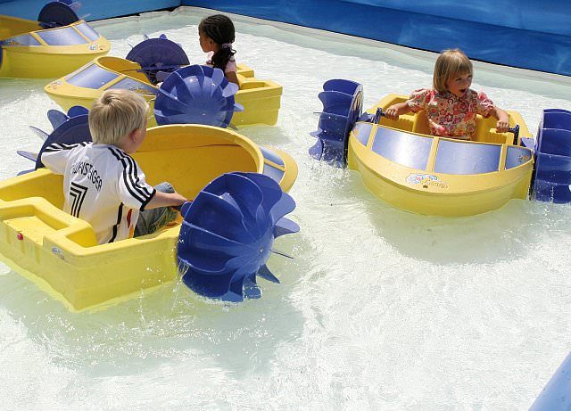 Wasserattraktion Paddelboote inkl. Becken Verleih