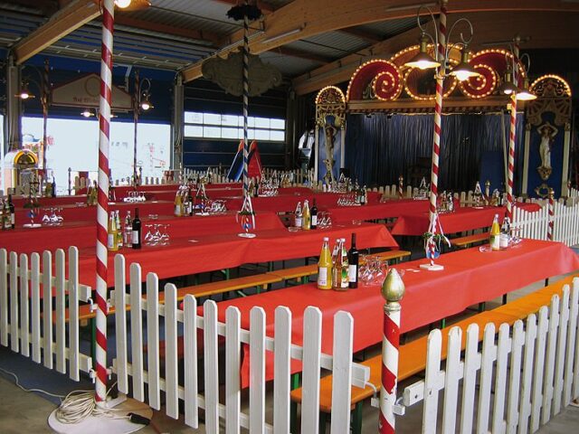 Festplatz-Zaunanlage und alte Messinglampenmasten