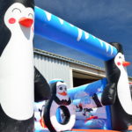 Hüpfburg Pinguin